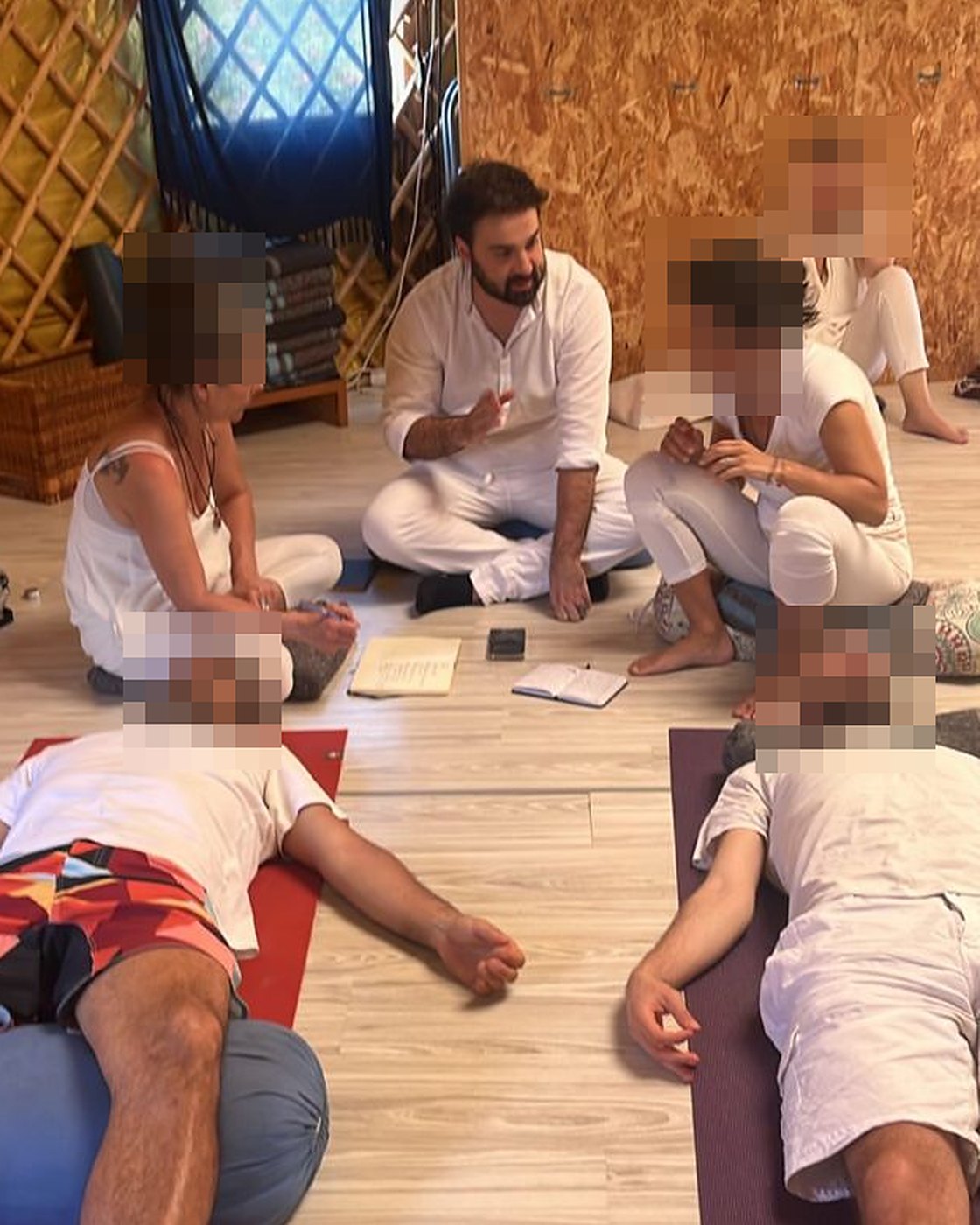 Matteo Capretti, al centro, durante un incontro di gruppo